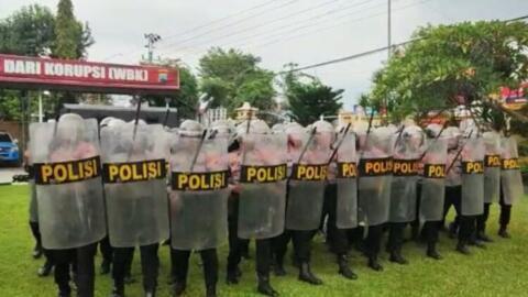 Personel Samapta Polres Brebes ikuti latihan pengamanan unjuk rasa di halaman Mapolres Brebes,, Jumat (18/2/2023). Foto: Humas Polres Brebes.