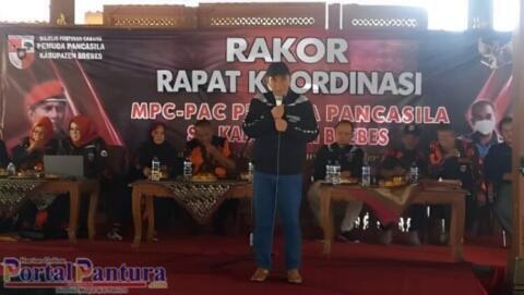 Angggota DPRD Jawa Tengah Wahyudin Noor Aly saat memberikan Sosialisasi Demokrasi Daerah di Pendopo Bumiayu, Sabtu (11/2/2023). Foto: Rizal Sismoro/Portal Pantura.