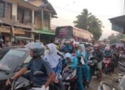 Macet di Laren Akibat Parkir Bus Study Tour Man 2 Brebes 