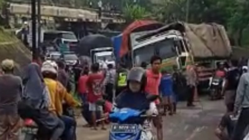 Sempat Membuat Lalulintas Tegal Bumiayu Brebes Tersendat Kontainer Alami Patah As