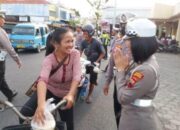 Polres Tegal Kota Tertibkan Pengguna Jalan Sambil Bagikan Takjil