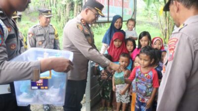 Tilik Warga Bantaran Kalijembangan, Kapolres Tegal Berikan Paket dan Tajil