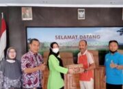 Camat dan Staf Kecamatan Tonjong Swadaya Bantu Telor untuk 5 Desa Stunting