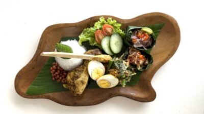 Menikmati Nasi Semeton Khas Bali di Hotel Santika Seminyak