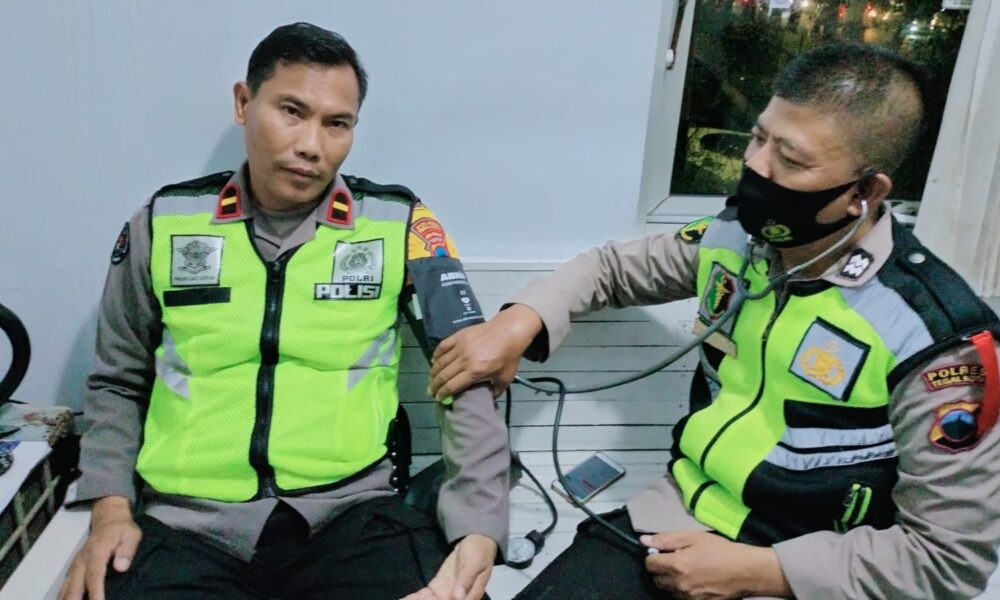 Petugas pos pengamanan lebaran 2023 di Kota Tegal dicek kesehatanya./Foto: dok. Humas Polres Tegal Kota/