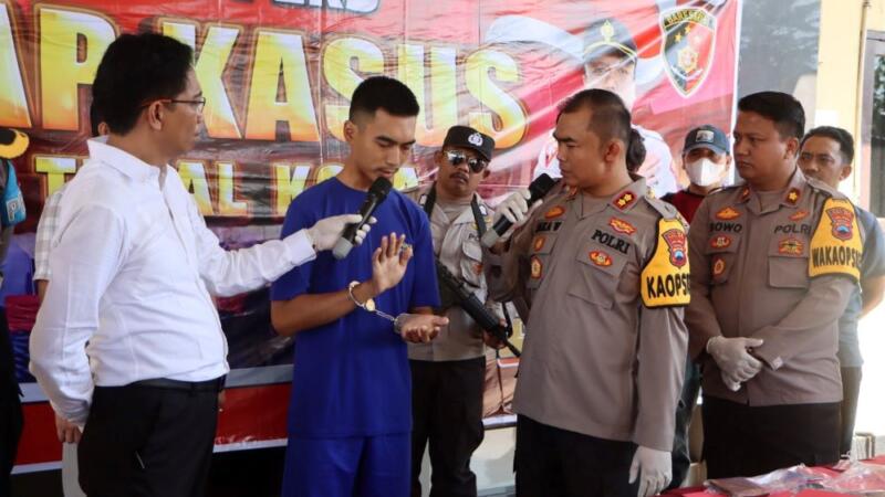 Polres Tegal Kota Polda Jateng, menggelar Konferensi Pers ungkap kasus penemuan mayat dalam karung. Bertempat di Lobby Mapolres pada Minggu (30/4/2023) pagi.