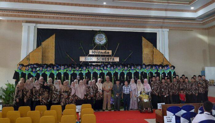 176 Siswa SMK Semesta Bumiayu Diwisuda