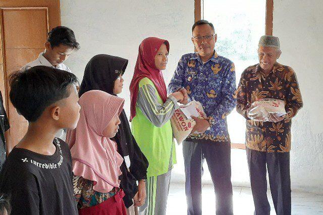 Santunan anak yatim di Rumah Singgah Siswo Asmoro Linggapura. /Foto: Yidhi Prasetyo / Portal Pantura /