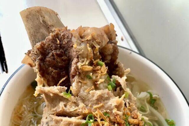 Bakso tulang rusuk iga menjadi salah satu menu favorit di kedai bakso Sariga. Foto: Instagram @bakso_sariga.