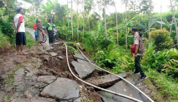 Tanah Gerak Putuskan Jalan Antar Desa di Sirampog Brebes