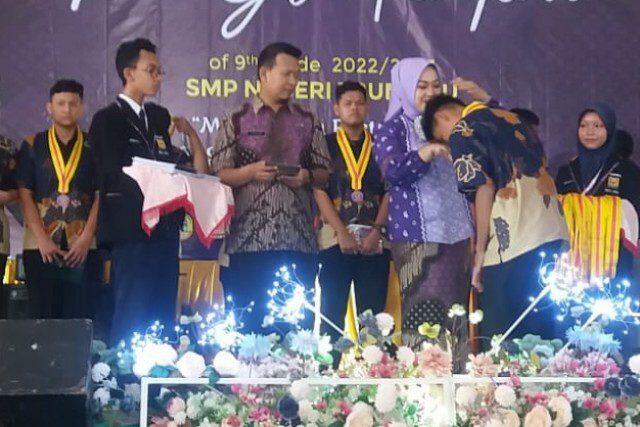 Siswa kelas 12 SMP Negeri 1 Bumiayu mengikuti Happy Graduation di Hall Room Sahabat Alam, Sabtu (27/5/2023). / Foto: Portal Pantura / Rizal Sismoro /