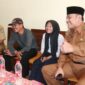 Walikota Tegal Dedy Yon Supriyono bercengkerama dengan Anisa Maharani, siswa SMP Negeri 1 Wanasari, Brebes yang diminta mengundurkan diri (Foto: Portal Pantura/Daryani)