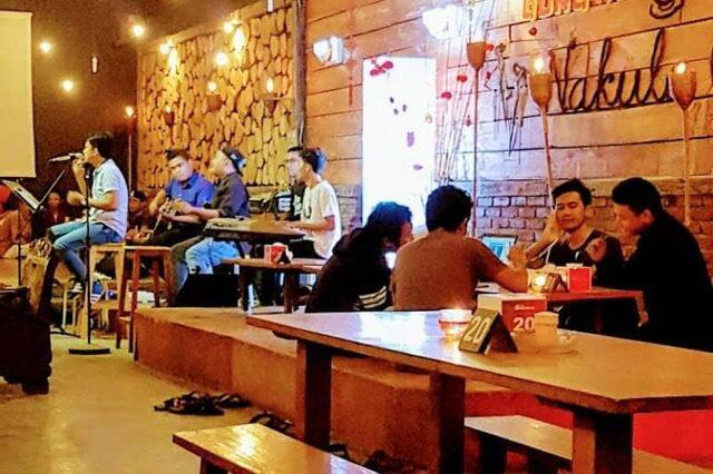 Nakula Cafe menjadi salah satu tempat nongkrong yang sedang hits di Kota Tegal. (Foto: nakula-cafe.business.net)