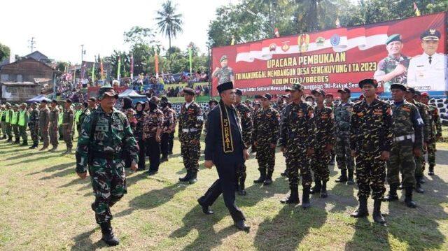 Pj Bupati Brebes Urip Sihabudin didampingi Dandim 0713 Brebes Letkol Infanteri Tentrem Basuki mengecek pasukan dalam upacara pembukaan TMMD Sengkutung I Desa Jatisawit, Kecamatan Bumiayu, Brebes, Rabu (10/5/2023). / Foto: dok Kodim 0713 Brebes /