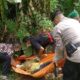 Petugas mengavakuasi jasad perempuan yang ditemukan di semak-semak Desa Langkap, Kecamatan Bumiayu, Brebes. / Foto: Istimewa /