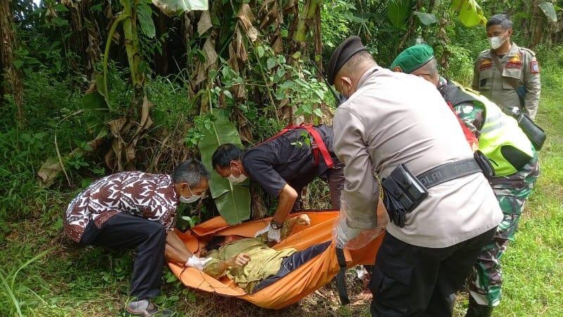 Petugas mengavakuasi jasad perempuan yang ditemukan di semak-semak Desa Langkap, Kecamatan Bumiayu, Brebes. / Foto: Istimewa /