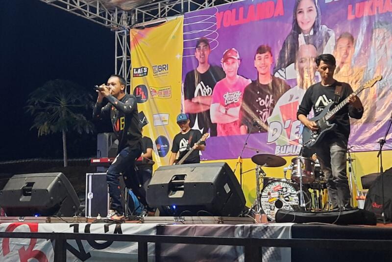 Lukman, vokalis Yolanda band selalu tampil energic dalam setiap penampilanya. Foto: Portal Pantura/Yudhi Prasetyo.