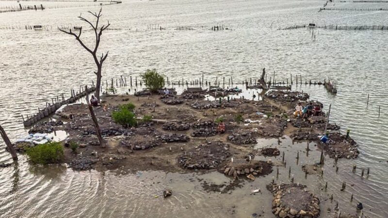 Salah satu daerah yang dulunya sebuah kampung yang kini tenggelam karena abrasi. Foto: Istimewa.