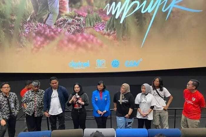 Anomo masyarakat dalam menonton film Mbutik merupakan kebanggaan tak ternilai dan diharapkan dapat memicu kemajuan sinematografi di Kabupaten Brebes. Foto: Istimewa.