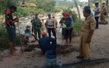 Jalan masuk ke lokasi penambangan di sungai Erang ditutup menggunakan portal besi untuk mencegah kendaraan menganggut hasil galian masuk lokasi. Foto: Istimewa