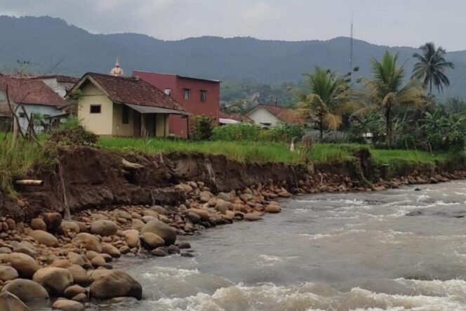 
					Pemukiman warga di Desa / Kecamatan Salem, Kabupaten Brebes terancam oleh Sungai Cigunung. Foto: Yudhi Prasetyo/Portal Pantura.