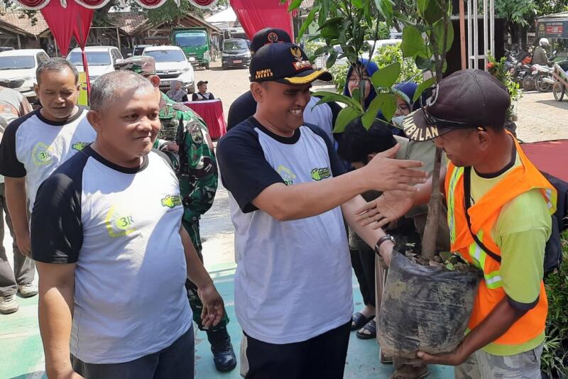 Pj Bupati Brebes Urip Sihabudin menyerahkan bibit pohon kepada warga pada peringatan Hari Lingkungan Hidup Sedunia tingkat Kabupaten Brebes di Desa Kutamendala, Kecamatan Tonjong, Brebes, Kamis (22/6/2023). Foto: Portal Pantura/Yudhi Prasetyo.