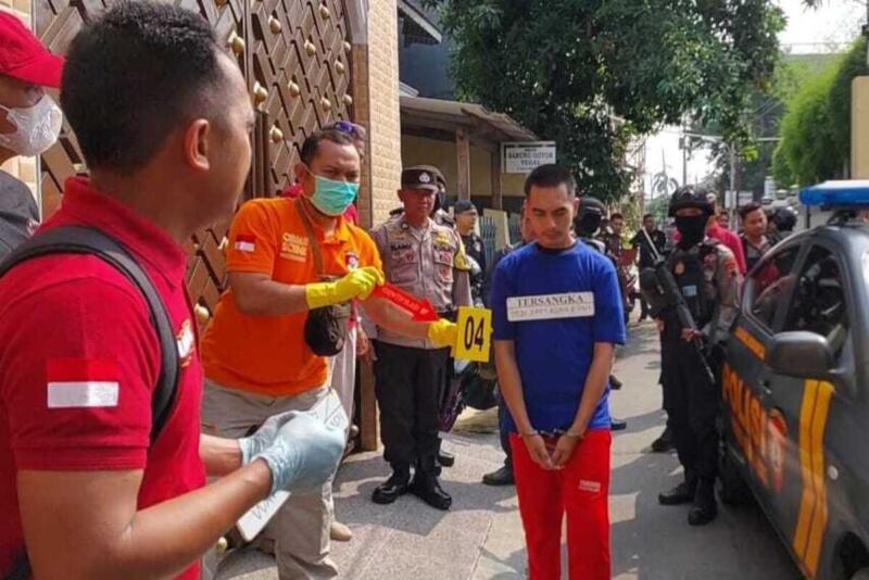 Tampang tersangka pembunuhan mayat dalam karung di Jalan Duku Kota Tegal Muhamad Jery Agung saat menjalani rekontruksi pada Selasa (20/6/2023). Foto: Humas Polres Tegal Kota.