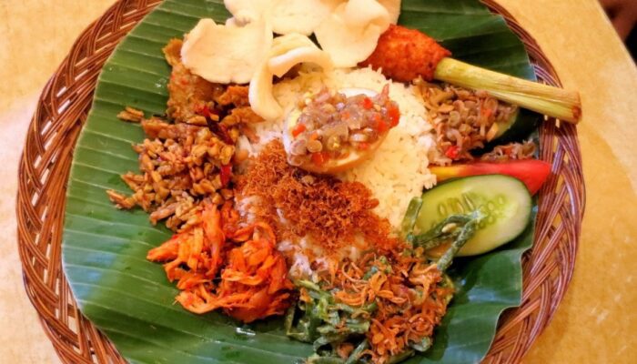 Mengapa Nasi Padang yang Dibungkus Lebih Banyak Dibanding yang Dimakan di Tempat