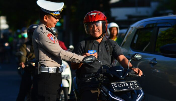 Tertib Lalu Lintas, Pengendara Diberi Hadiah Kartu E-Money