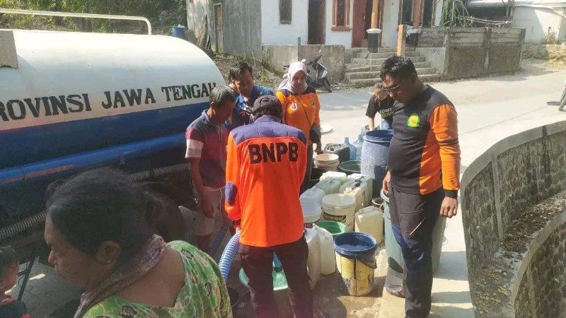 BPBD Brebes pos Bumiayu salurkan bantuan air bersih ke berbagai tempat.