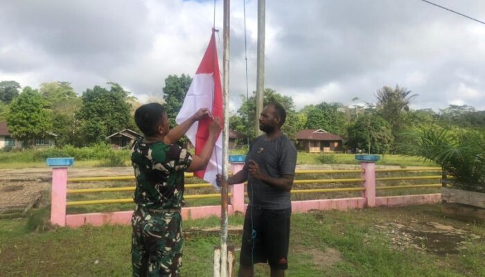 Jelang HUT Kemerdekaan RI Ke-78, Satgas Yonif 407 PK Ajak Masyarakat Meyerga Pasang Bendera