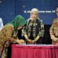 Bupati Tegal Umi Azizah menandatangani peresmian mal pelayanan publik.