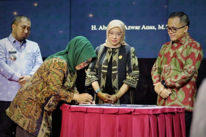 Bupati Tegal Umi Azizah menandatangani peresmian mal pelayanan publik.