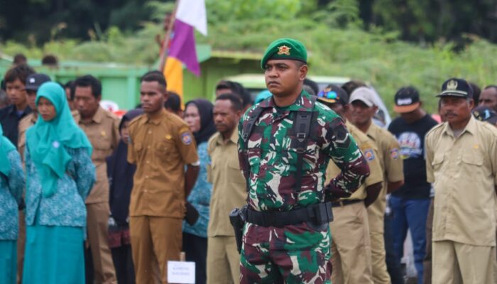 KIBARKAN MERAH PUTIH, Satgas Pamtas Yonif 407 Padmakusuma Bareng Warga Papua Barat Upacara HUT ke 78 RI