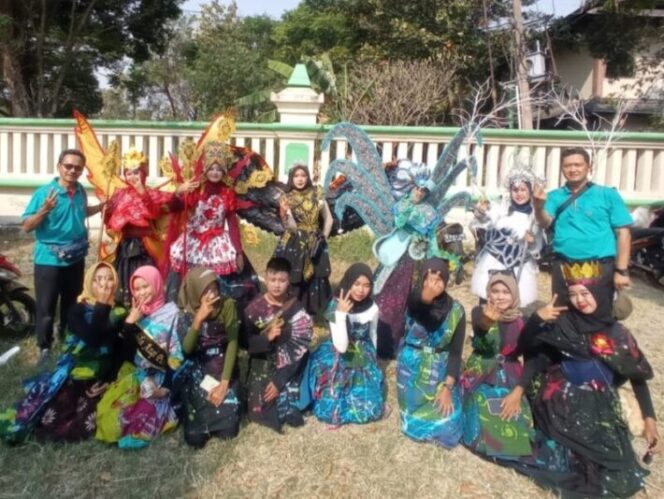 
					WOW.. Busana Batik Ciprat Dukuhsalam SMP Negeri 2 Slawi Pesona Karnaval Kabupaten Tegal