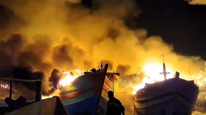 Kapal nelayan yang bersandar di Pelabuhan Jonggor, Kota Tegal terbakar pada Senin (14/8/2023) malam.