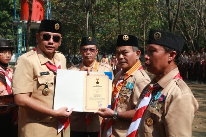 
					Walikota Tegal H DEdy Yon Supriyono menyerahkan Penganugerahan Tanda Penghargaan Lencana Pancawarsa Kwartir Daerah Jawa Tengah tahun 2023 kepada 8 orang dari Kwartir Daerah Gerakan Pramuka Jawa Tengah, dan Lencana Dharma Bhakti kepada 2 orang Penggiat Pramuka dari  Kwartir Nasional Gerakan Pramuka.