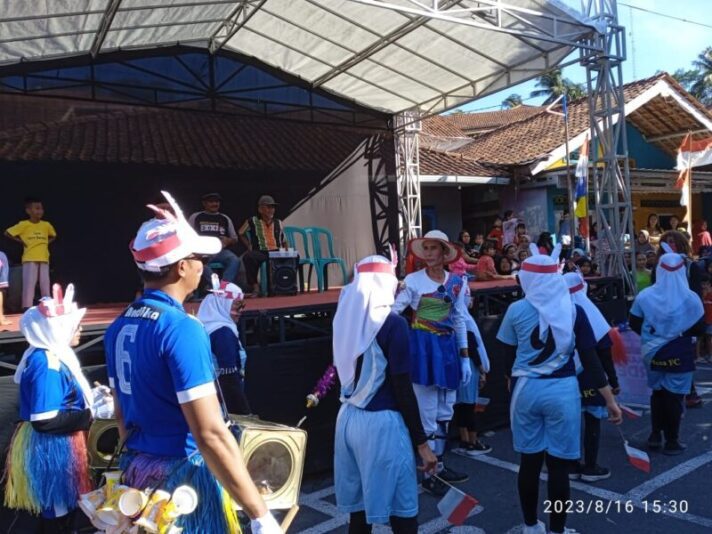 Lomba drumband blek dalam rangka HUT ke-78 RI Dukuh Secang, Desa Terlaya berlangsung meriah.