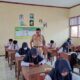 Kepala SMP Negeri 3 Paguyangan Suedi SAg SKom MPd mengawasi anak didiknya di dalam kelas.