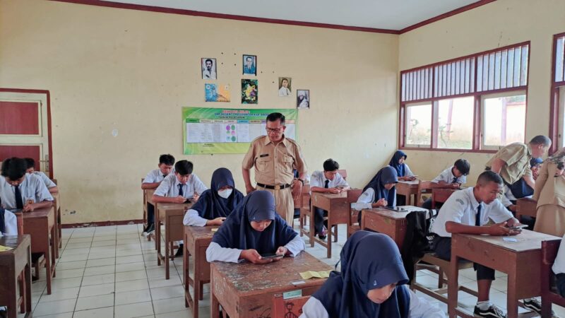 Kepala SMP Negeri 3 Paguyangan Suedi SAg SKom MPd mengawasi anak didiknya di dalam kelas.