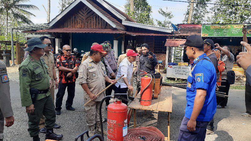 Camat Paguyangan Drs Husni Pramono AP NSi memeriksa kesiapan kelengkapan peralatan penanggulangan karhutla. Foto: Yudhi Prasetyo/Portal Pantura.