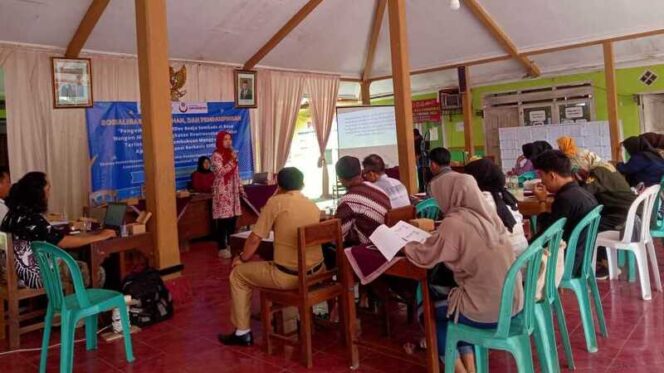 
					Tim Pengabdian Kepada Masyarakat(PKM) dan mahasiswa melakukan Sosialisasi, Pelatihan dan Pendampingan Kepada BUMDes Bedja Sembada Wangon Banyumas. Foto: dok. Universitas Peradaban.