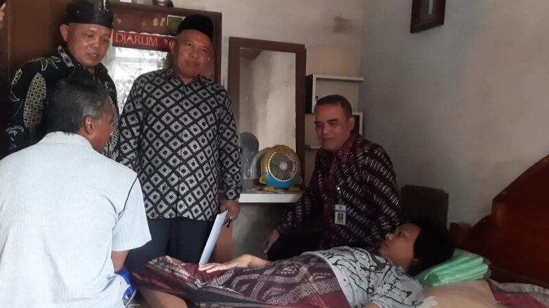 Pj Bupati Brebes Urip Sihabudin mengunjungi Jefry, pemuda Kutamendala yang kakinya diamputasi karena bengkak. Foto: Yudhi Prasetyo/Portal Pantura.