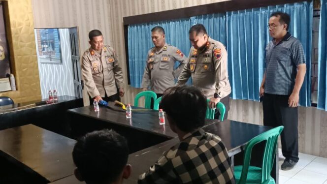 
					Kapolres Brebes AKBP Guntur Tariq mengecek langsung remaja yang diamankan karena diduga hendak melakukan tawuran. Foto: dok. Humas Polres Brebes.