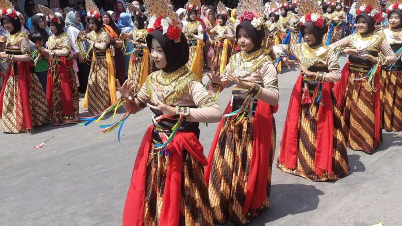 Penampilan SMP Negeri 2 Tonjong di karnaval HUT ke-78 RI tingkat Kecamatan Tonjong. Foto: Yudhi Prasetyo/Portal Pantura.