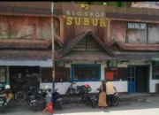 Gedung bioskop Subur di Brebes tampak kusam dan tidak terawat lagi. Bioskop ini pada zamanya menjadi ikon Kota Brebes. Foto: Twitter @brebesnesia.