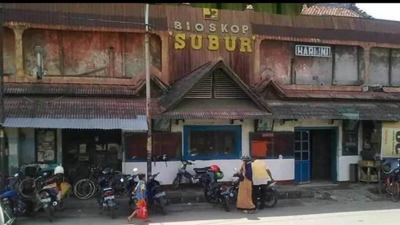 Gedung bioskop Subur di Brebes tampak kusam dan tidak terawat lagi. Bioskop ini pada zamanya menjadi ikon Kota Brebes. Foto: Twitter @brebesnesia.