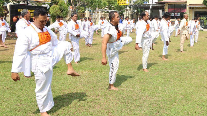 Personel Polres Brebes ikuti latihan bela diri.