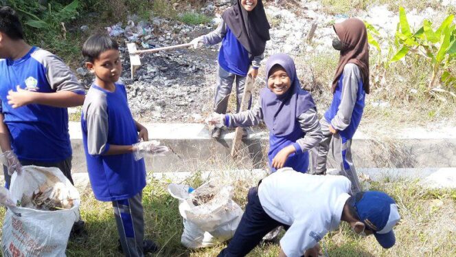 
					Peringati World Cleanup Day, Siswa, Guru dan Karyawan SMP Negeri 1 Tonjong Bersih-bersih Sekolah