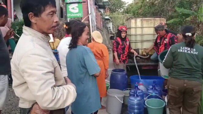 
					Kades Kedungoleng Tasir (baju crem) menyaksikan penyaluran bantuan air bersih dari Pemuda Pancasila Ranting Winduaji. Foto: Yasir Andi/Portal Pantura. 